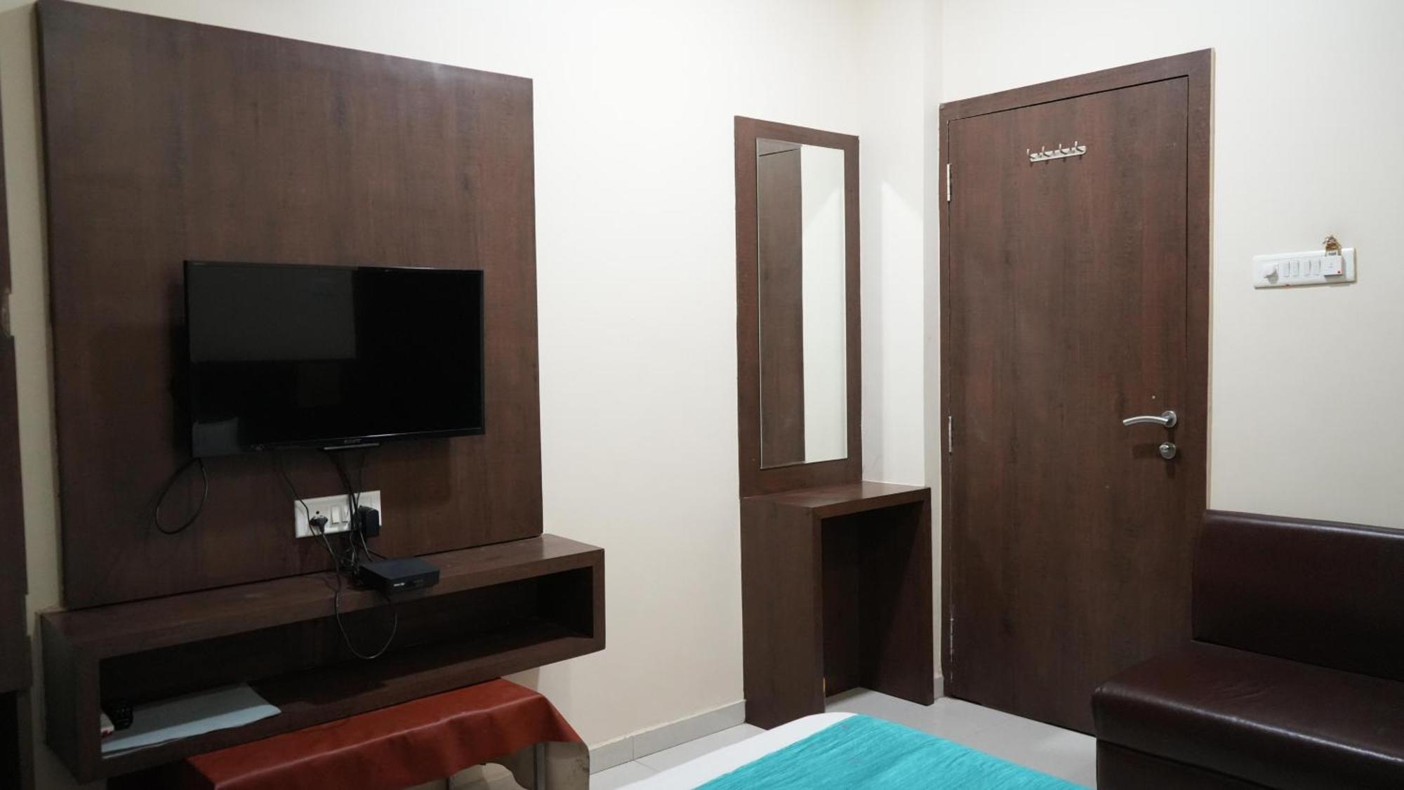 Hotel Satyug Ujjain Εξωτερικό φωτογραφία